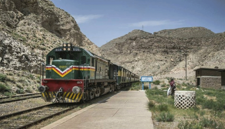 بلوچستان میں دہشتگردوں نے ٹرین روک کرمسافریرغمال بنالئے،فائرنگ سے ڈرائیورزخمی
